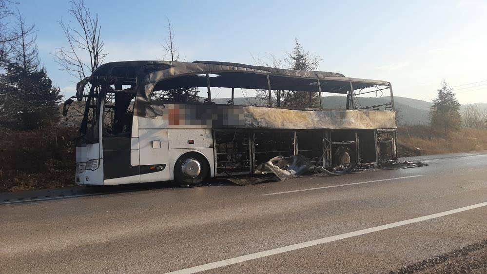 Yolcu otobüsü cayır cayır yandı! 30 yolcuyu şoförün dikkati kurtardı 9